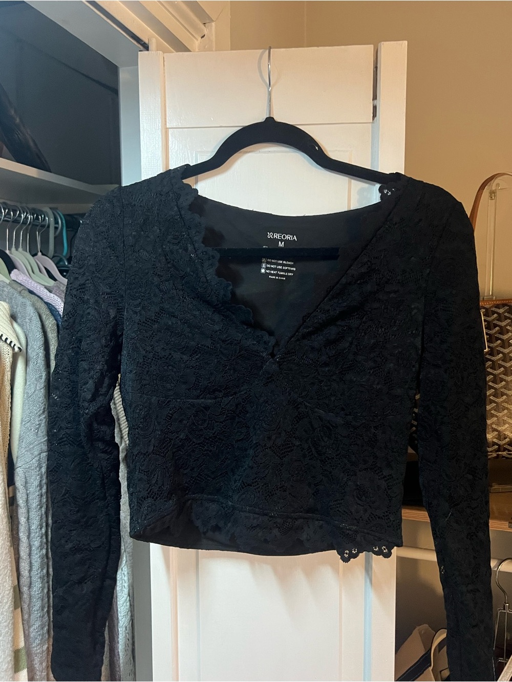 ReoRia Black Floral Lace Long-Sleeve Cropped Top